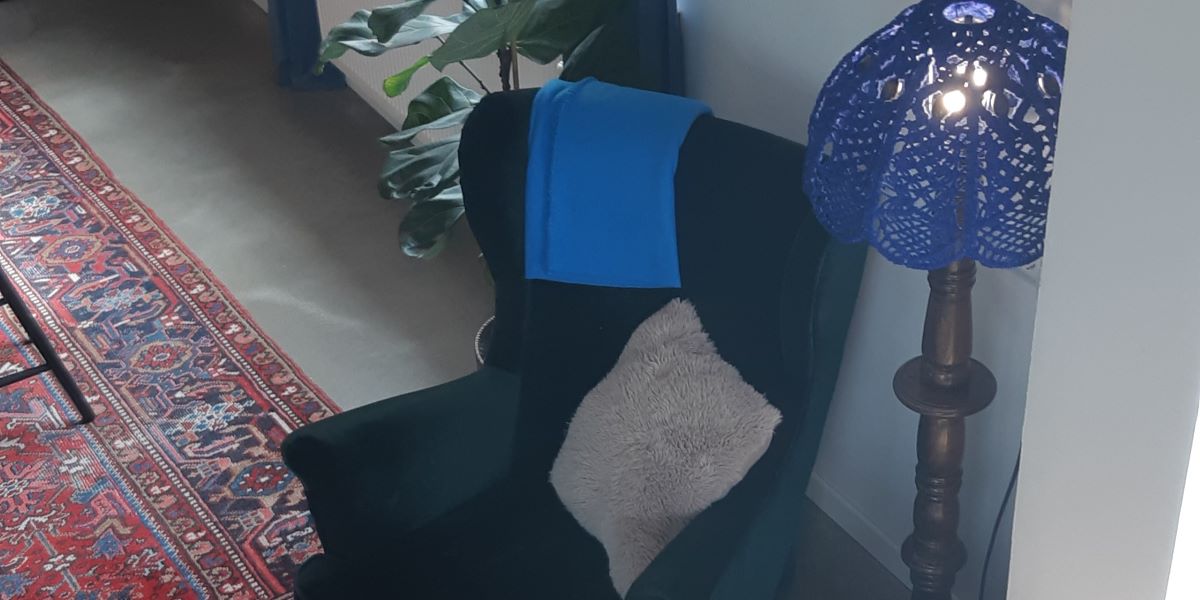 Licht für die blaue Stunde – Eine alten DIY Makramee Lampe erhält durch eine neue Farbe ihr makeover