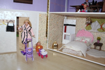 You are currently viewing Ein Puppenhaus aus Holz für Barbie und Ihre Familie