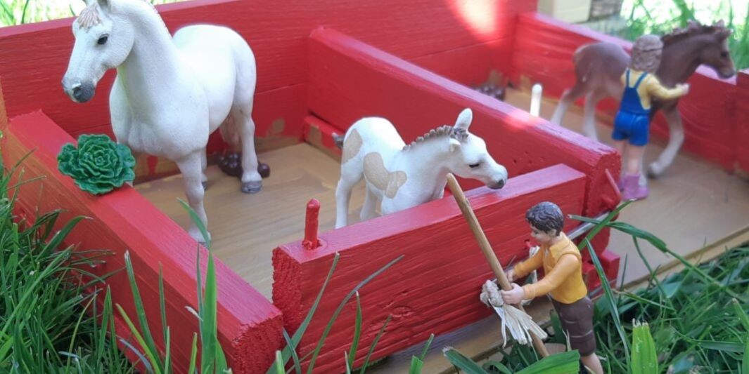 DIY Stall Box aus Holzresten für Spieltiere und Spielfiguren
