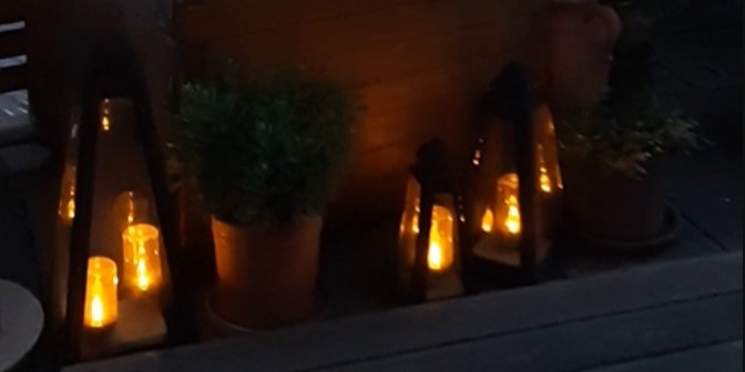 You are currently viewing Flackerndes Kerzenlicht für die Feierabendstimmung auf der Terrasse – DIY Gartendeko aus Beton und LED-Beleuchtung