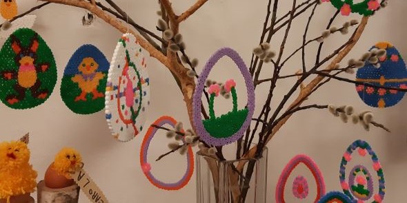 Ostereier aus Bügelperlen – eine schöne DIY Osterdeko für Haus und Garten