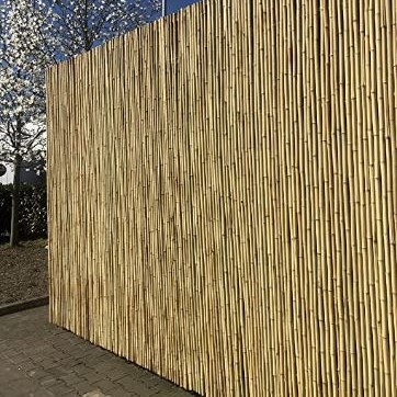 Die Bambusstäbe dieser Matten sind gebohrt und mit Draht 