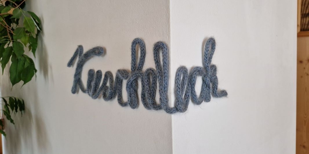 You are currently viewing Mit weichen Worten die Wohnung aufhübschen – DIY Wandschmuck aus Wolle