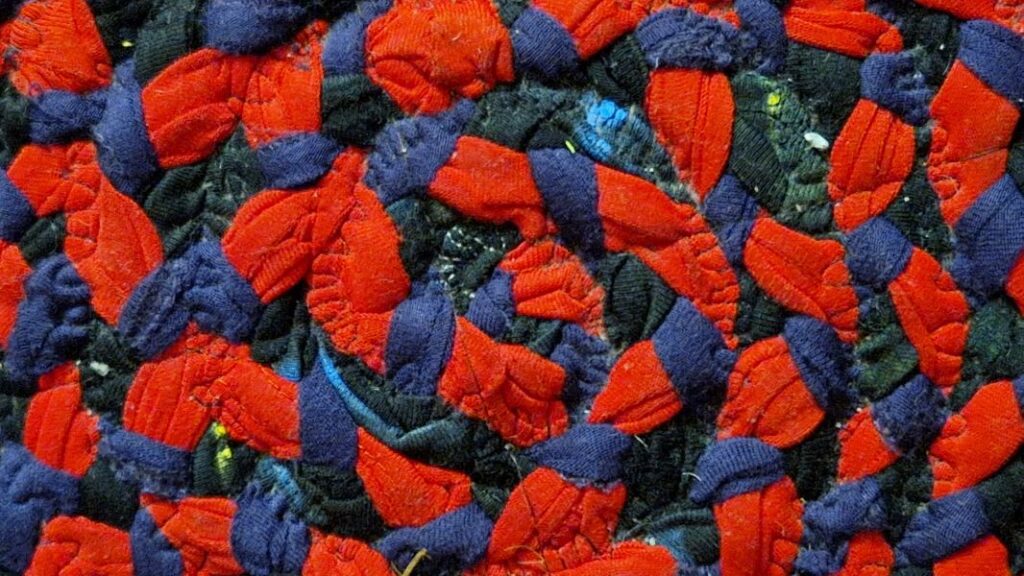 Flechtschnur mit Zierstich aneinander gesteppt.