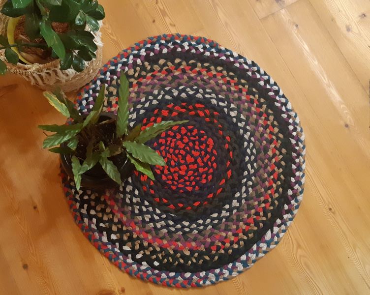 DIY Teppich aus aneinander gesteppten Flechtschnüren mit Zimmerpflanzen.