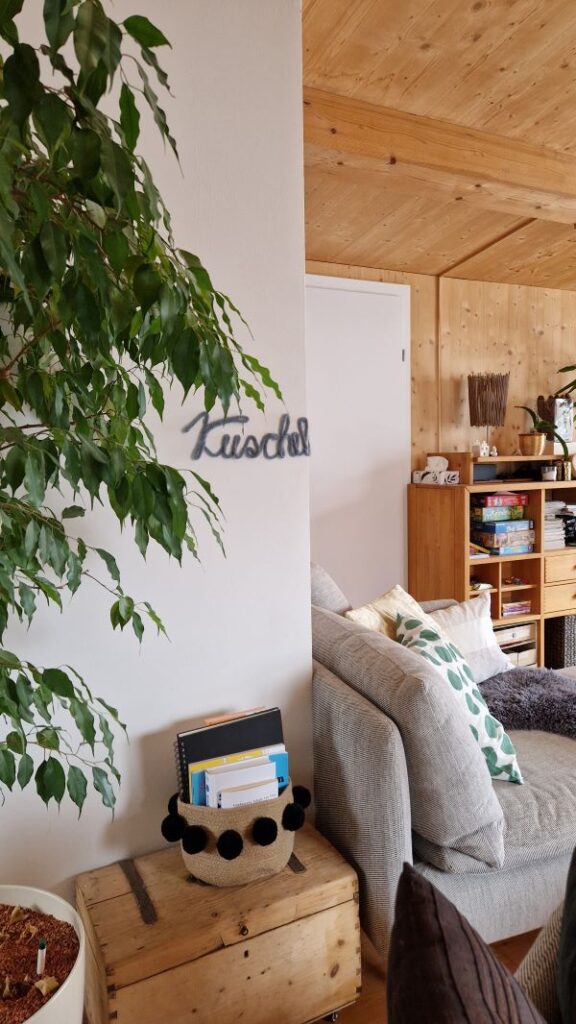 DIY Schriftzug aus Wolle als Wanddekoration.