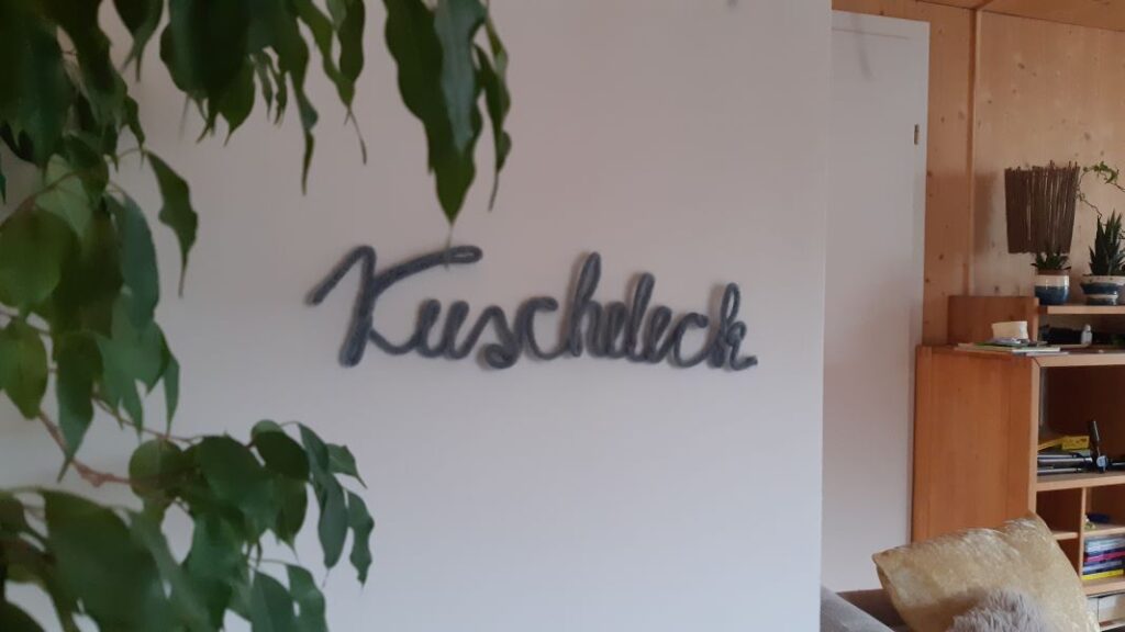 DIY Schriftzug aus Wolle als Wanddekoration.