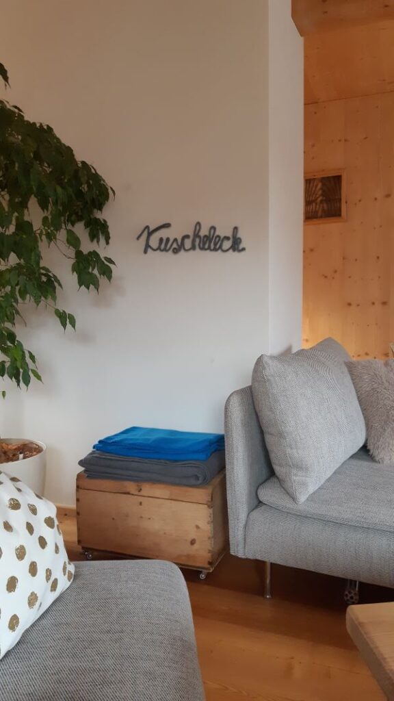 DIY Schriftzug aus Wolle als Wanddekoration.