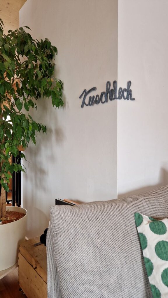 DIY Schriftzug aus Wolle als Wanddekoration.