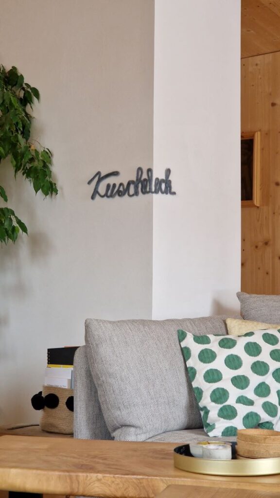 DIY Schriftzug aus Wolle als Wanddekoration.