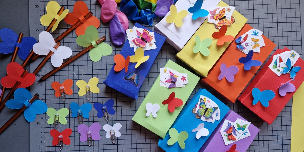 Bunte DIY Schmetterlinge – leichte Deko für den Kindergeburtstag für ein kleines Budget