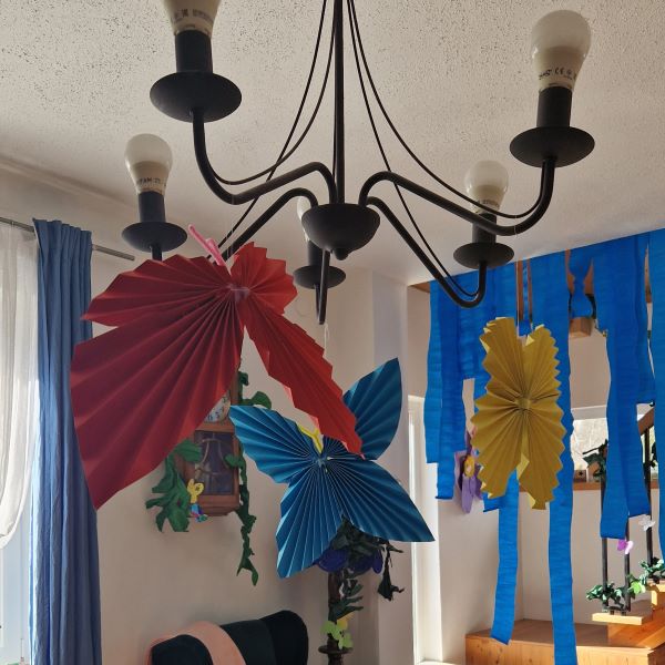Faltschmetterlinge hängend von der Esszimmerlampe.