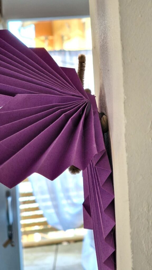 Faltschmetterlinge als Wanddekoration.
