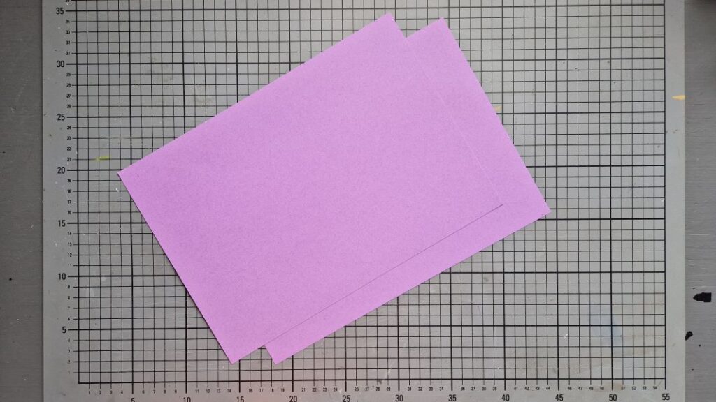 Zwei Blatt violettes Buntpapier.