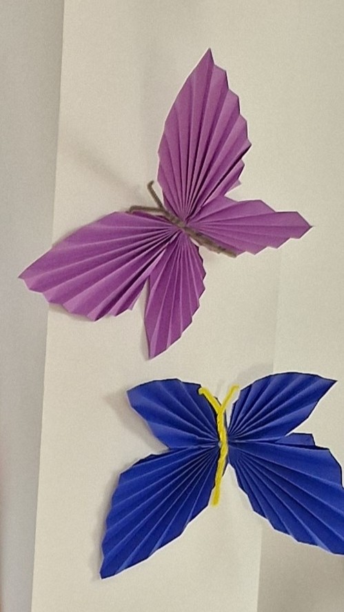 Faltschmetterlinge als Wanddekoration.