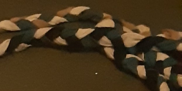 Flechtschnur aus Stoffstreifen.