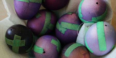 Weiß-lila Osterdeko – Einfache DIY Ostereier mit Kindern basteln