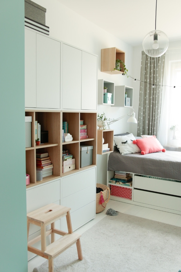 Unter diesem Bett bieten tiefen Laden staubfrei und leicht zugänglich unglaublich viel Stauraum.