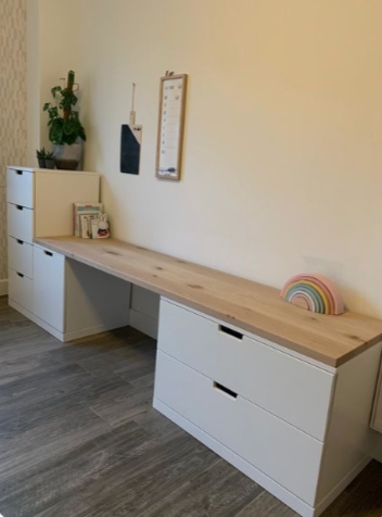 Eine schön geölte Holzplatte über zwei Kommoden wird zu einem tollen Schreibtisch sein. Dadurch kann sich vor allem eine unglaublich große Arbeitsfläche ergeben.