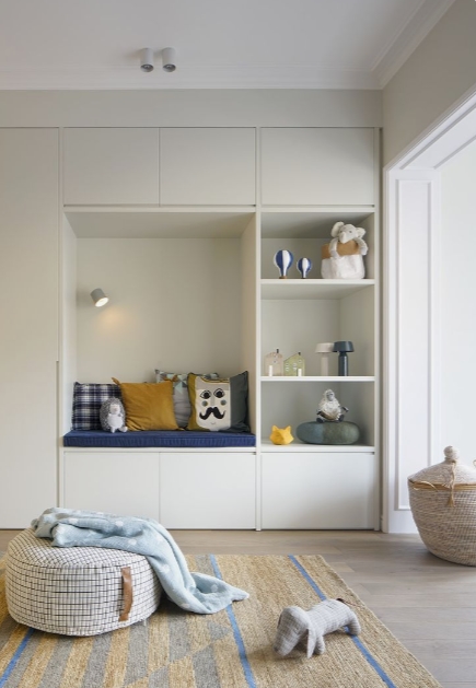 Die Schrankwand wirkt optisch viel leichter und bietet Platz zum Entspannen, wenn ein Teil ausgespart und mit einer Matte zur Kuschelkoje wird.