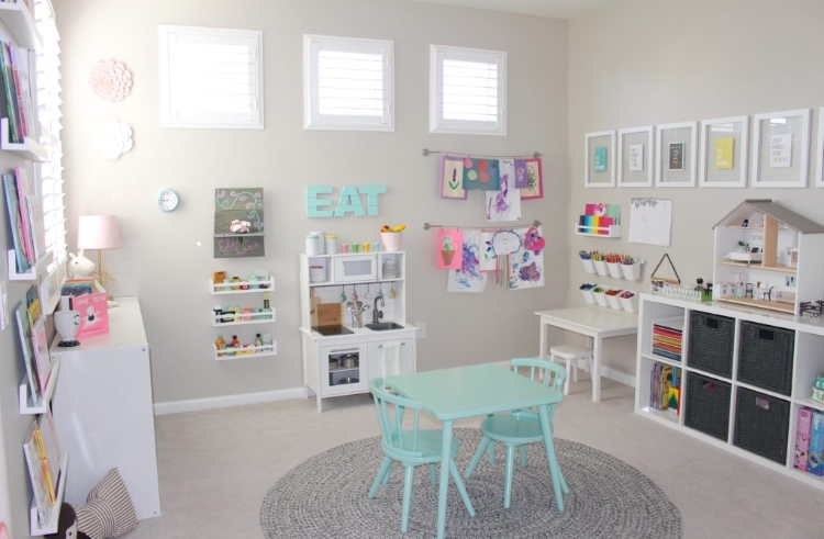 An der Wand steht ein kleine Bastel- und Maltisch und an der Wand halten Hängekörbe auch gleich die Malstifte bereit. Rechts daneben in den offenen Fächern lagert Papier und links an der Wand können die fertigen Werke gleich ausgestellt werden.