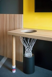 In der Schreibtischplatte wurde hier ein Loch ausgenommen und ein Basketballnetz befestigt. Darunter befindet sich der Mülleimer. Eine einfache Idee, die den Raum zu etwas Besonderem macht und die für einen sportbegeisterten Teenie sicher ein Highlight ist.