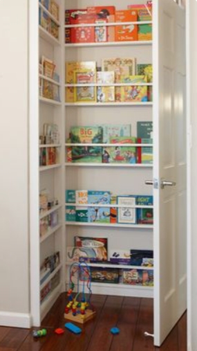 Der Wandbereich hinter der Kinderzimmertür wurde mit einem schmalen Regal für Bücher versehen. Sie lehnen dort an der Wand. Eine kleine Bibliothek, die zum Lesen animiert.