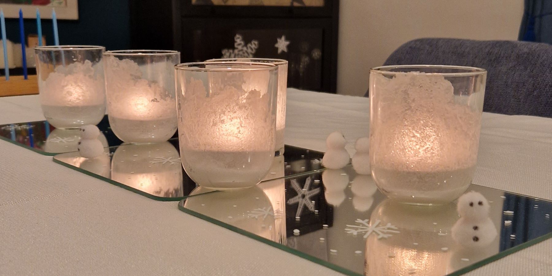 Eine bisschen Winter zum Geburtstag – DIY Schnee und Eiskristalle