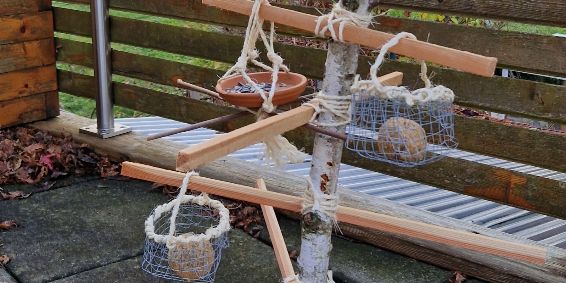 DIY Futter-Baum mit wieder verwendbaren Körben für die Wildvögel und mehr Nachhaltigkeit