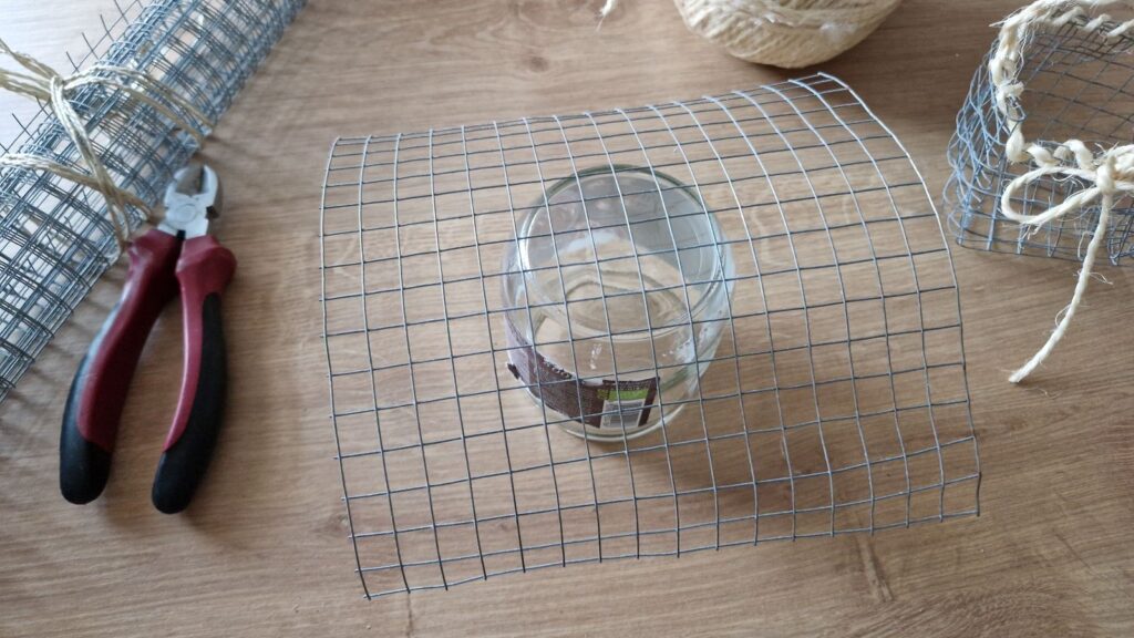 Ich habe den Hasendraht quadratisch zugeschnitten und über das umgedrehte Glas gelegt.