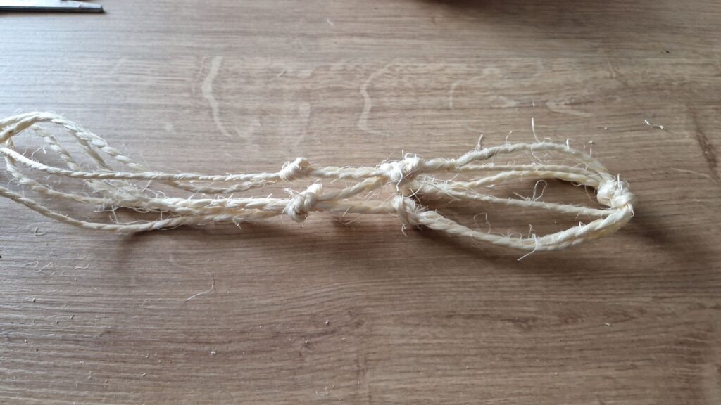 Und anschließend werden jeweils zwei Schnüre miteinander verknotet. Bei der nächsten Knotenreihe verknotest Du dann zwei neu, "Nachbar"-Schnüre.
