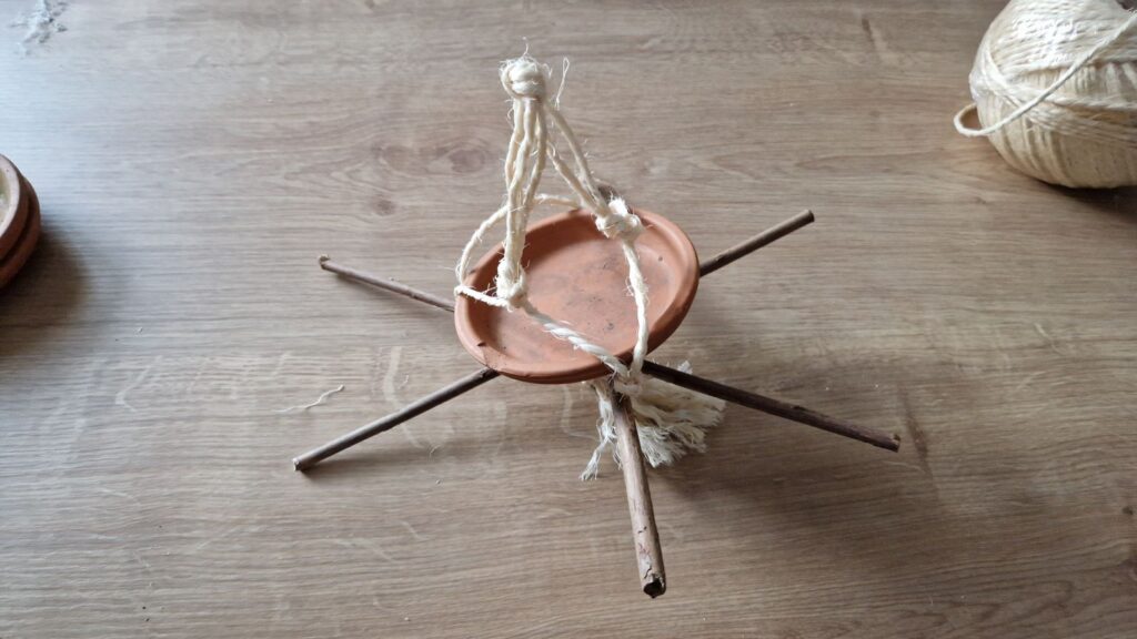 Auf diesen Stöcken können die Gäste landen um dann von der DIY Macramé Futterstation zu naschen.