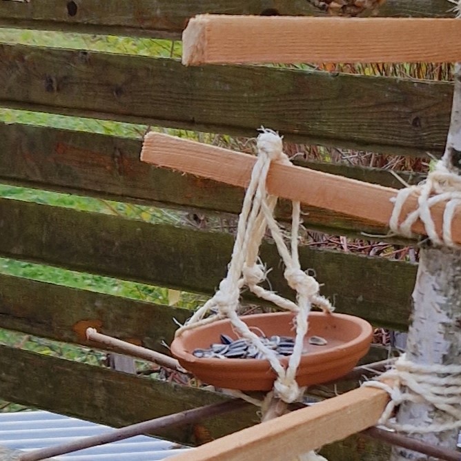 Bei der DIY Macramé Futterstation bin ich allerdings gespannt, ob die Vögel es schaffen, die Körner zu picken ohne alles auf dem Boden zu verstreuen. Aber mal schau´n. Eventuell tausche ich den Topfuntersetzter gegen einen leeren Joghurtbecher mit kleinen Löchern im Boden aus. Wobei mir der Ton im Garten natürlich besser gefällt.