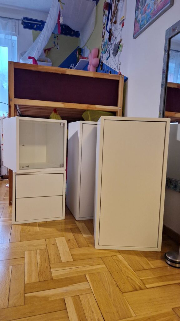 IKEA EKET Schränke nach dem Zusammenbau im Kinderzimmer.