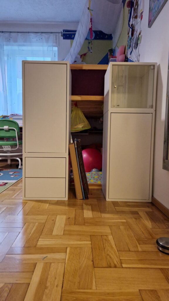 Probe-Zusammenstellung von IKEA EKET Schränke im Kinderzimmer.