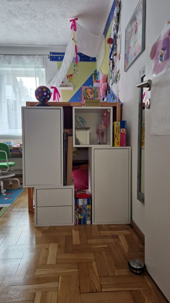Probe-Zusammenstellung von IKEA EKET Schränke im Kinderzimmer.