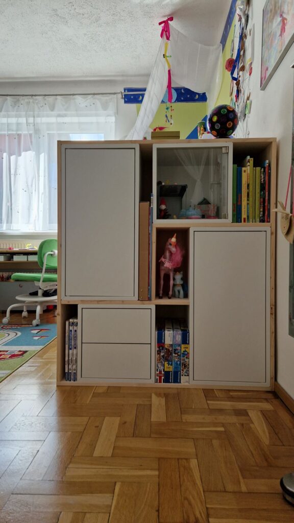 Aus IKEA EKET Schränke und Fichtenholzbrettern entsteht ein DIY Schrank.