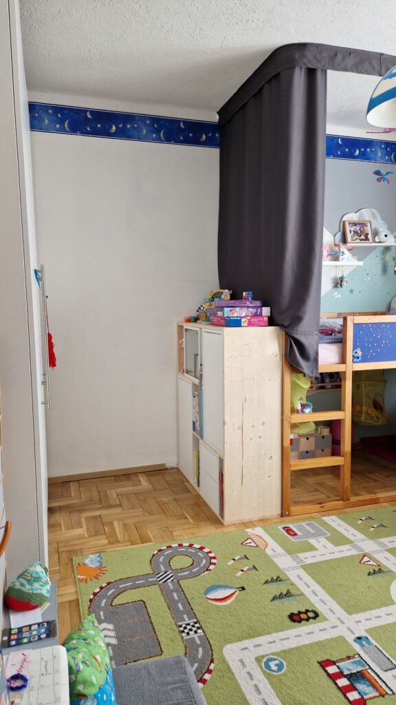 DIY Schrank mit IKEA EKET im Kinderzimmer mit Hochbett.