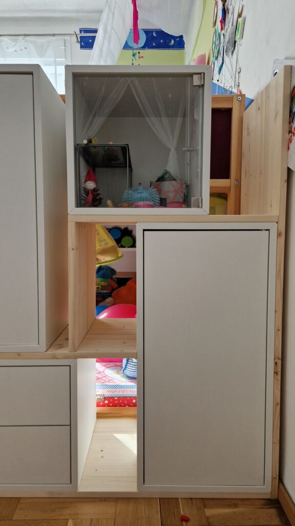 Aus IKEA EKET Schränke und Fichtenholzbrettern entsteht ein DIY Schrank.