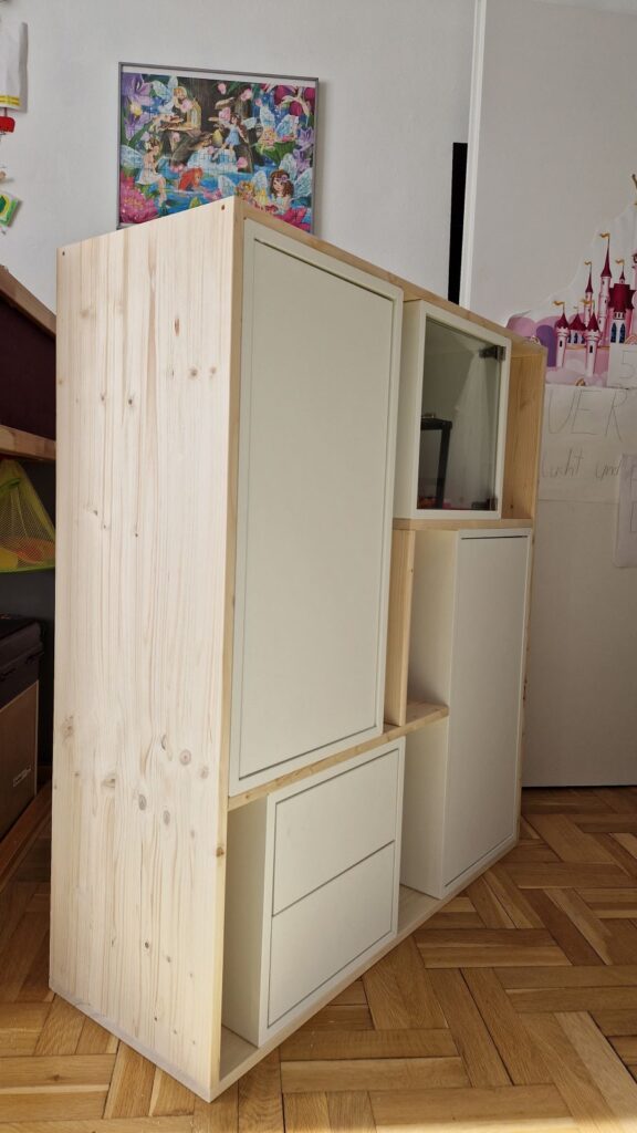 Aus IKEA EKET Schränke und Fichtenholzbrettern entsteht ein DIY Schrank.