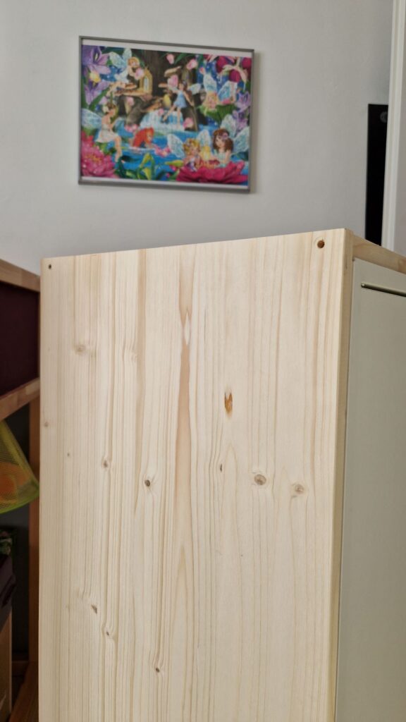 Aus IKEA EKET Schränke und Fichtenholzbrettern entsteht ein DIY Schrank.