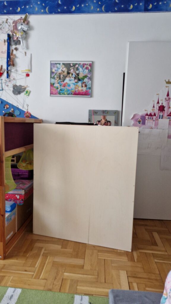 Aus IKEA EKET Schränke und Fichtenholzbrettern entsteht ein DIY Schrank.