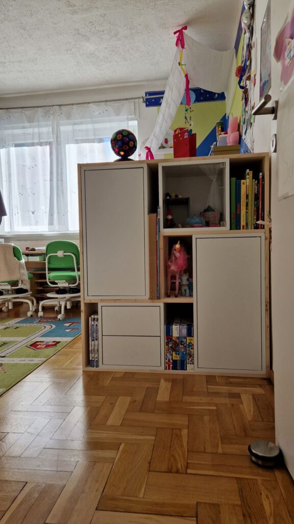 DIY Schrank mit IKEA EKET im Kinderzimmer mit Hochbett.