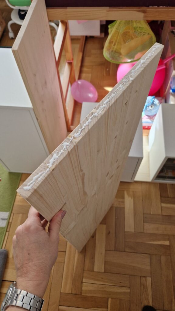 Aus IKEA EKET Schränke und Fichtenholzbrettern entsteht ein DIY Schrank.