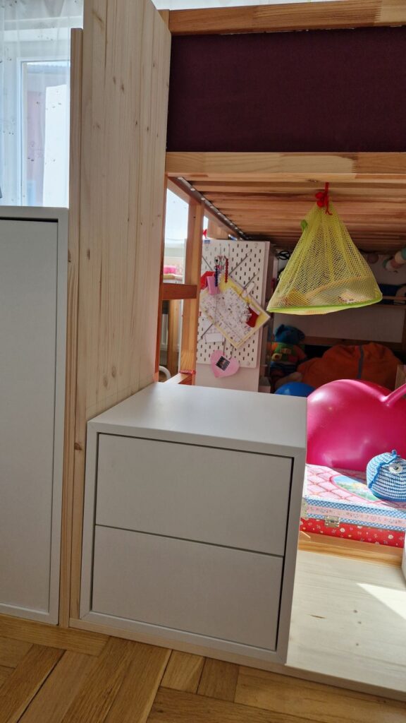 Aus IKEA EKET Schränke und Fichtenholzbrettern entsteht ein DIY Schrank.