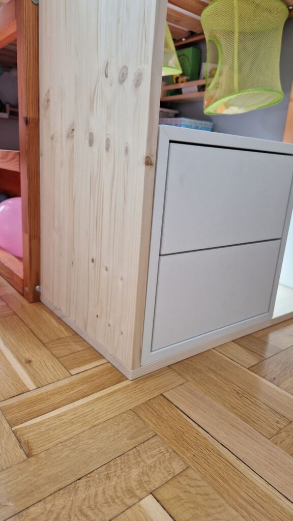 Aus IKEA EKET Schränke und Fichtenholzbrettern entsteht ein DIY Schrank.