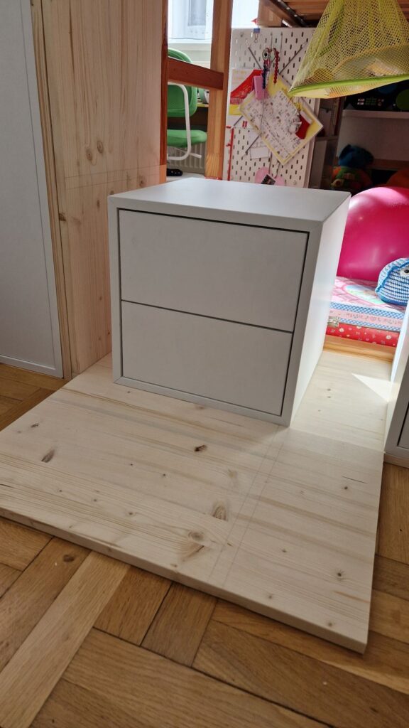 Aus IKEA EKET Schränke und Fichtenholzbrettern entsteht ein DIY Schrank.