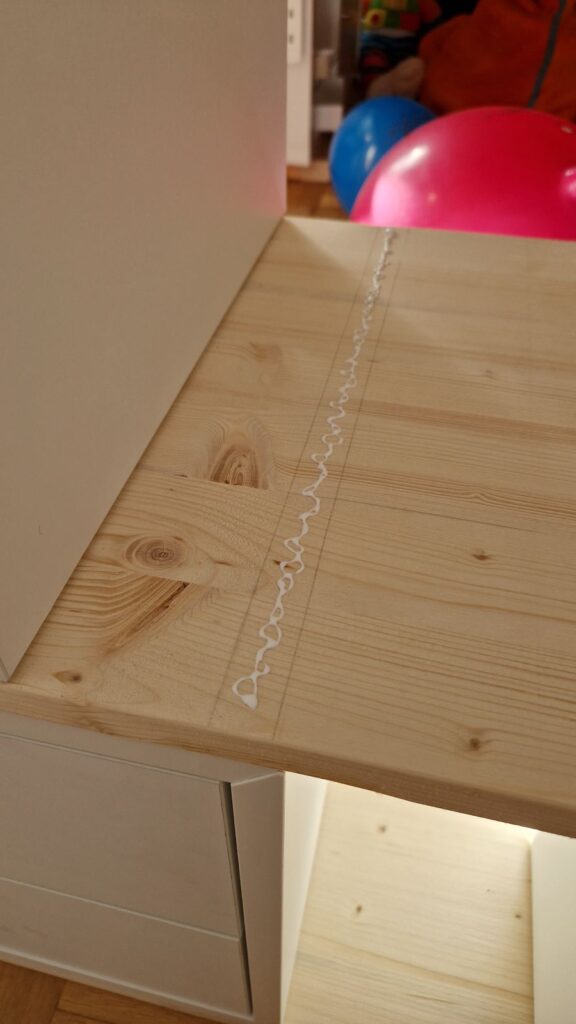 Aus IKEA EKET Schränke und Fichtenholzbrettern entsteht ein DIY Schrank.