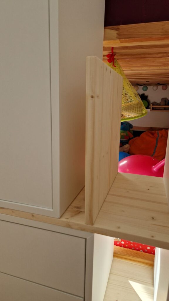 Aus IKEA EKET Schränke und Fichtenholzbrettern entsteht ein DIY Schrank.