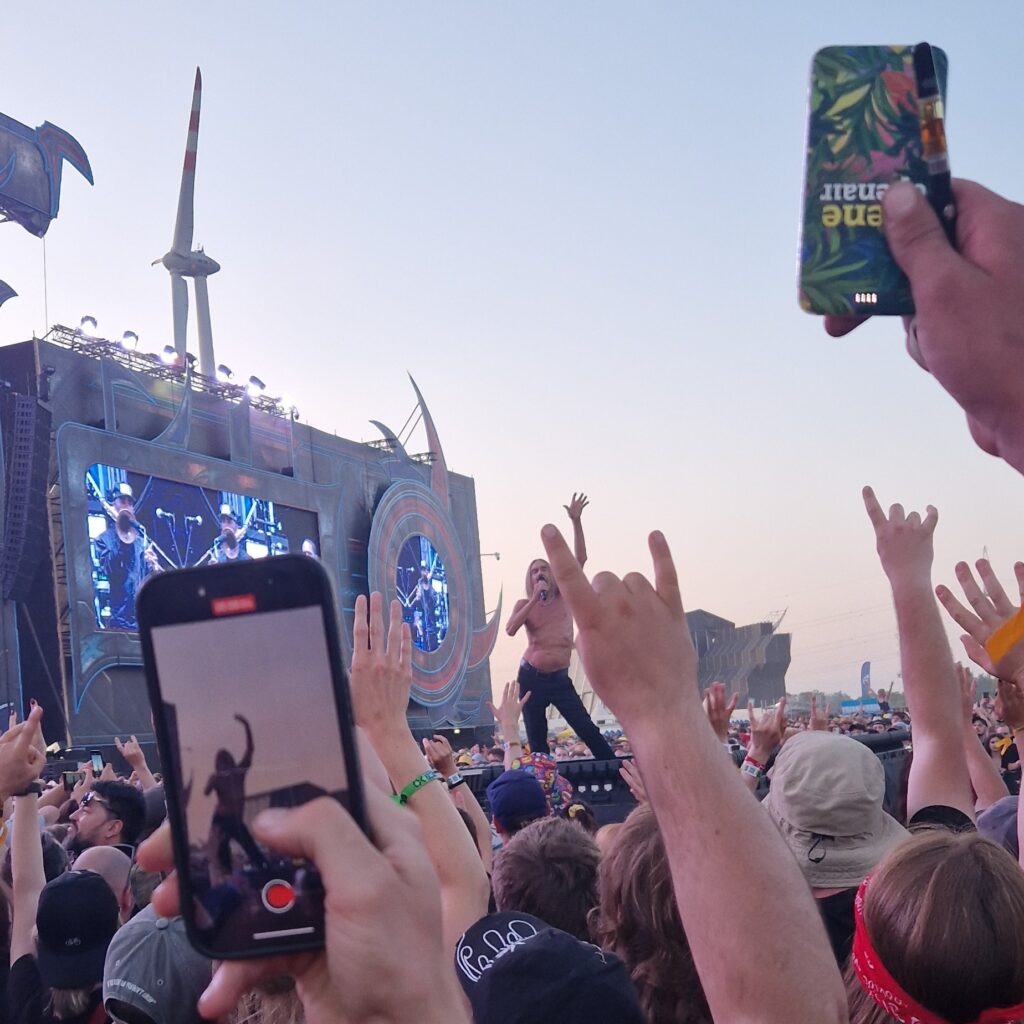 Always on - Social Media in Real LIfe bei einem Konzert, das kurz danach tausendfach im Netz zu finden ist.